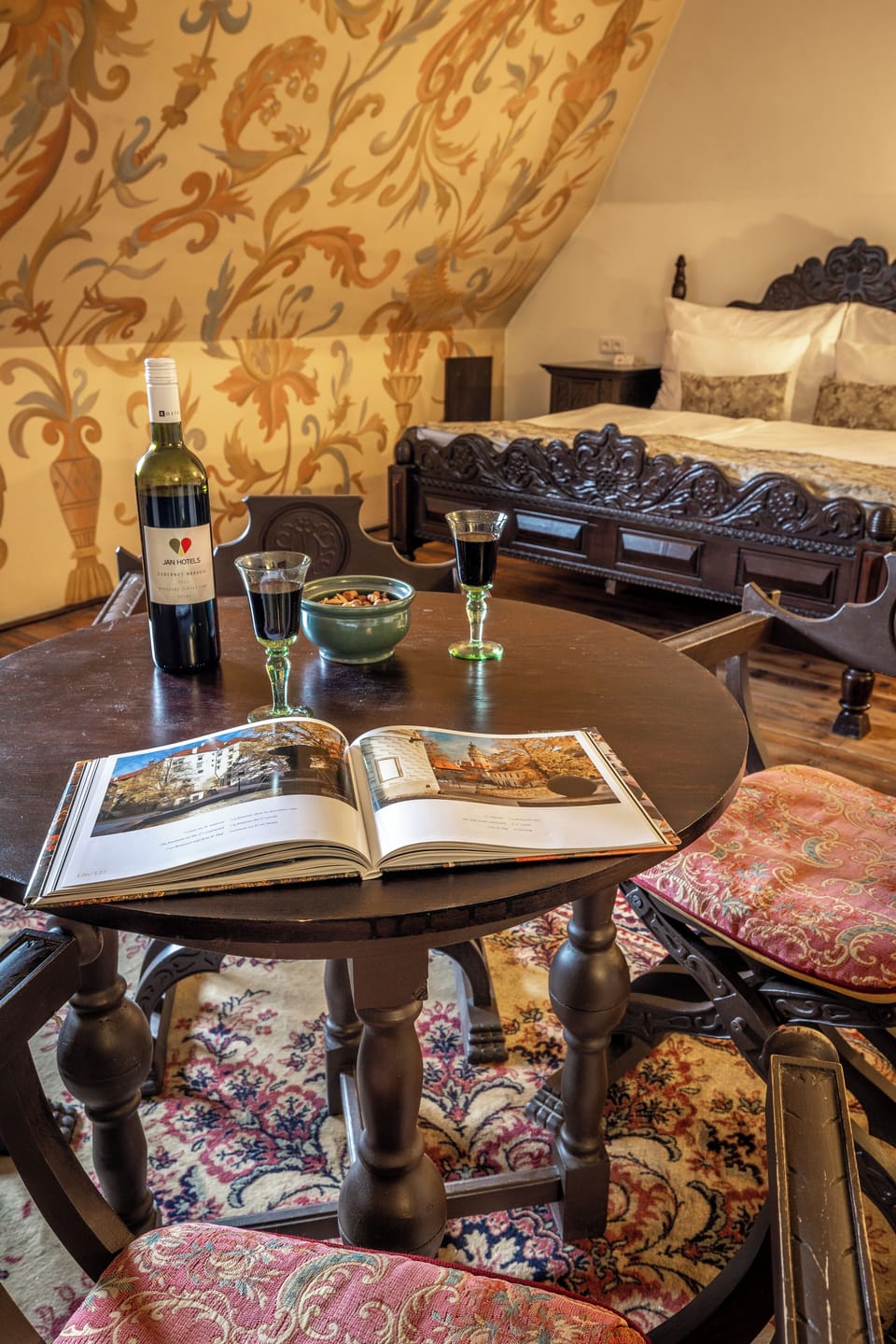 Deluxe Suite | Minibar, in-room safe, individually decorated, individually furnished