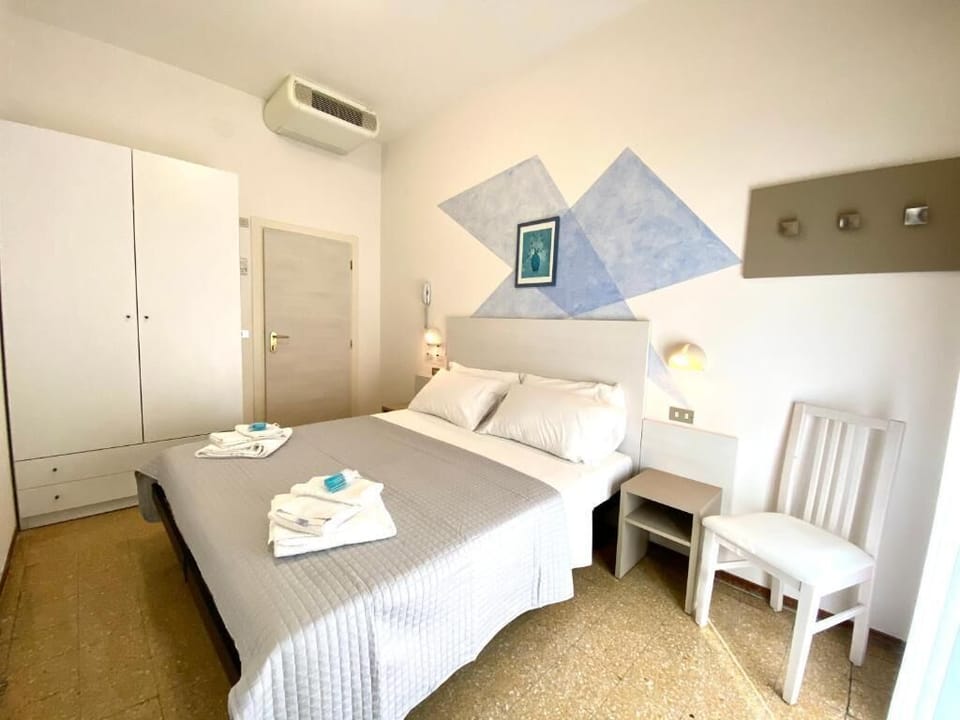 Double Room | Desk, laptop workspace, free WiFi, bed sheets