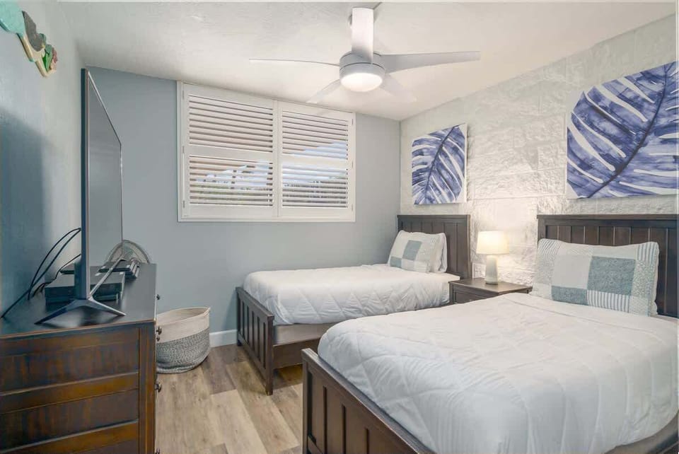 2nd bedroom with two twin beds