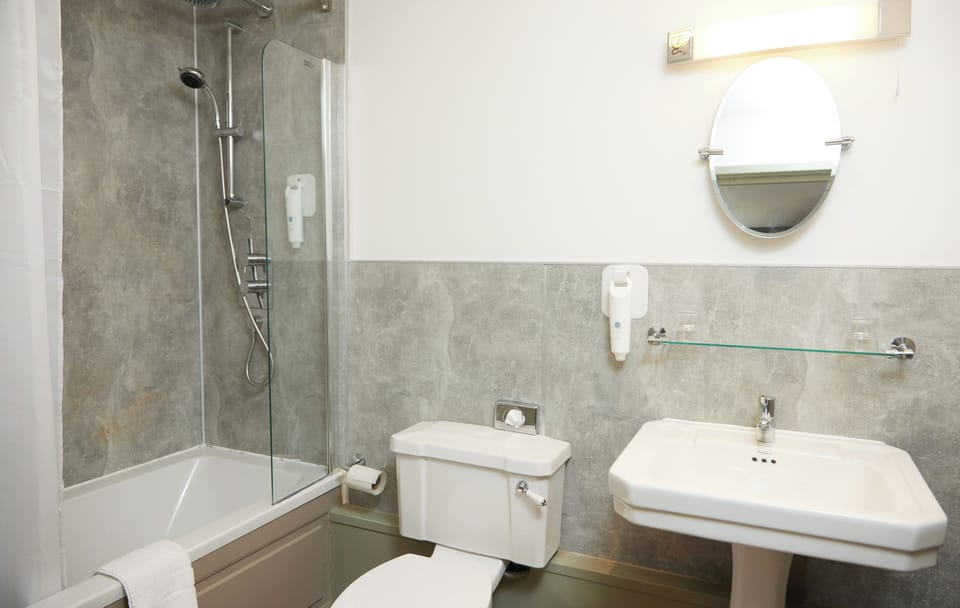 Family Room | Bathroom | Free toiletries, hair dryer