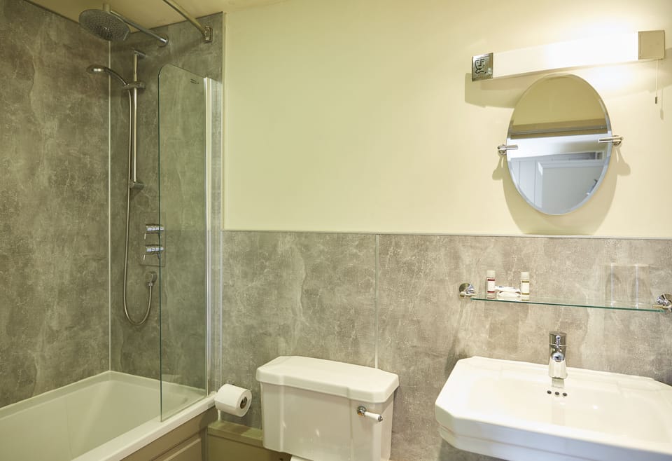 Double Room | Bathroom | Free toiletries, hair dryer