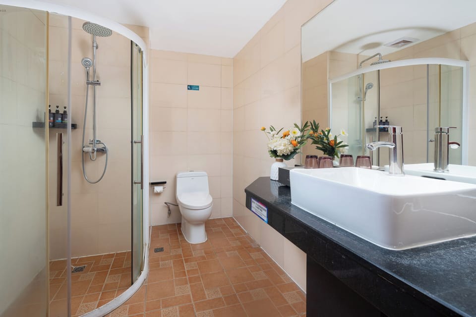 Separate tub and shower, hydromassage showerhead, free toiletries