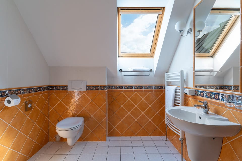 Family Quadruple Room | Bathroom | Shower, hair dryer, towels