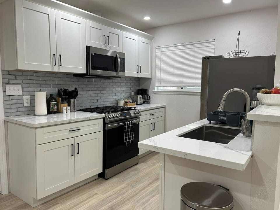 Prepare your delicious meal in our fully equipped kitchen that has the basic things you need, from pots and pans to coffee and tea.