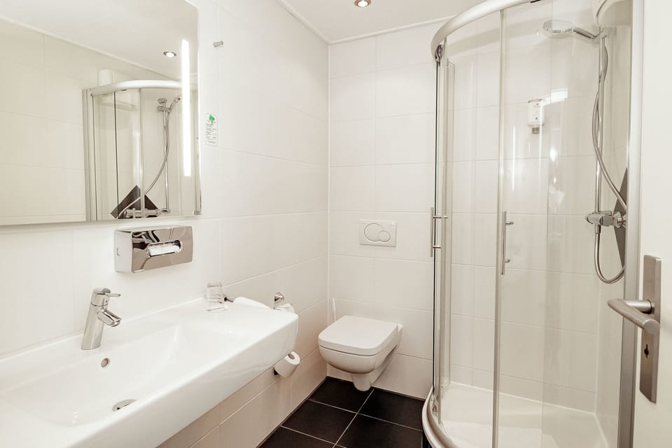 Luxury Double Room Single Use | Bathroom | Free toiletries, hair dryer, slippers, towels