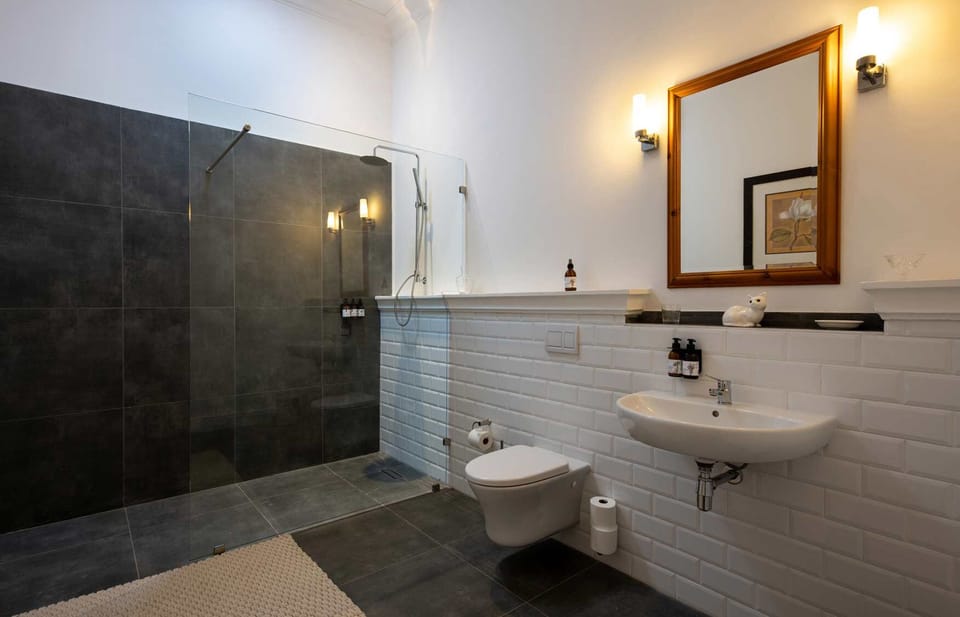 Classic Room | Bathroom | Towels, soap, shampoo, toilet paper
