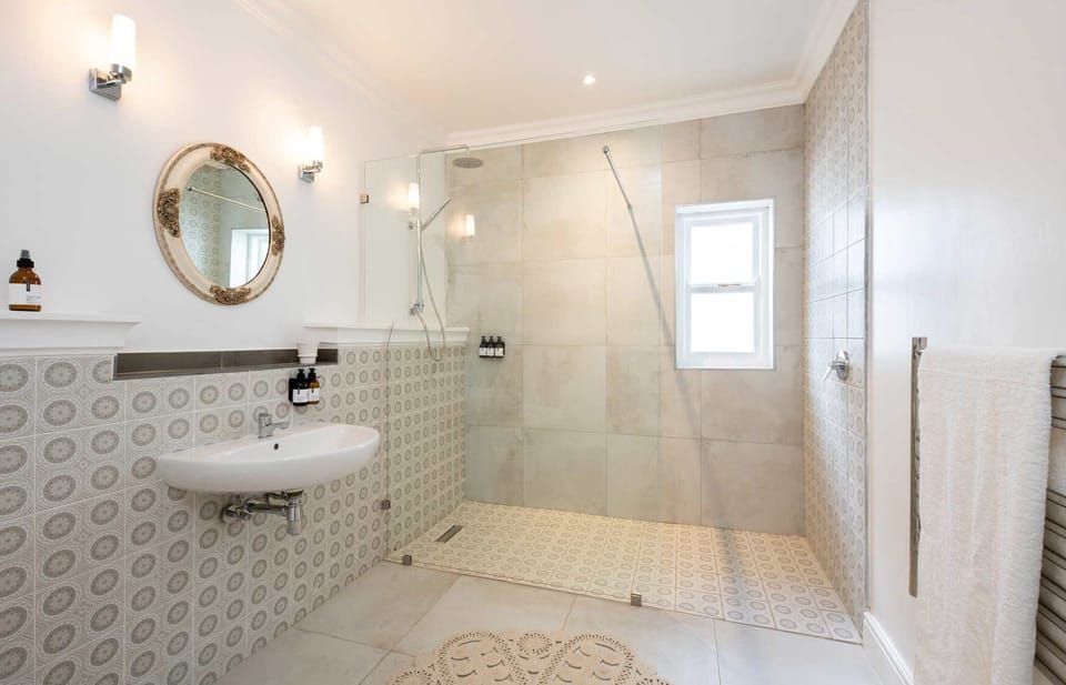 Classic Room | Bathroom | Towels, soap, shampoo, toilet paper