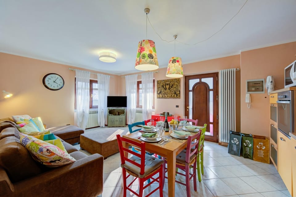 Family Apartment, Multiple Bedrooms (Casa Angiolina Lake & Mountain View) | Dining room