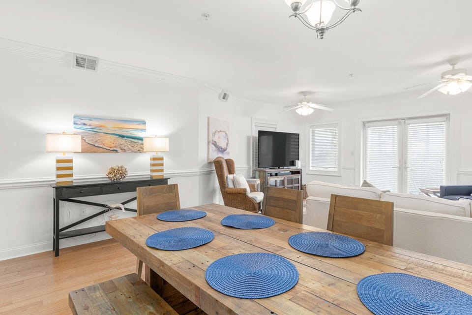 The dining area with seating for 6