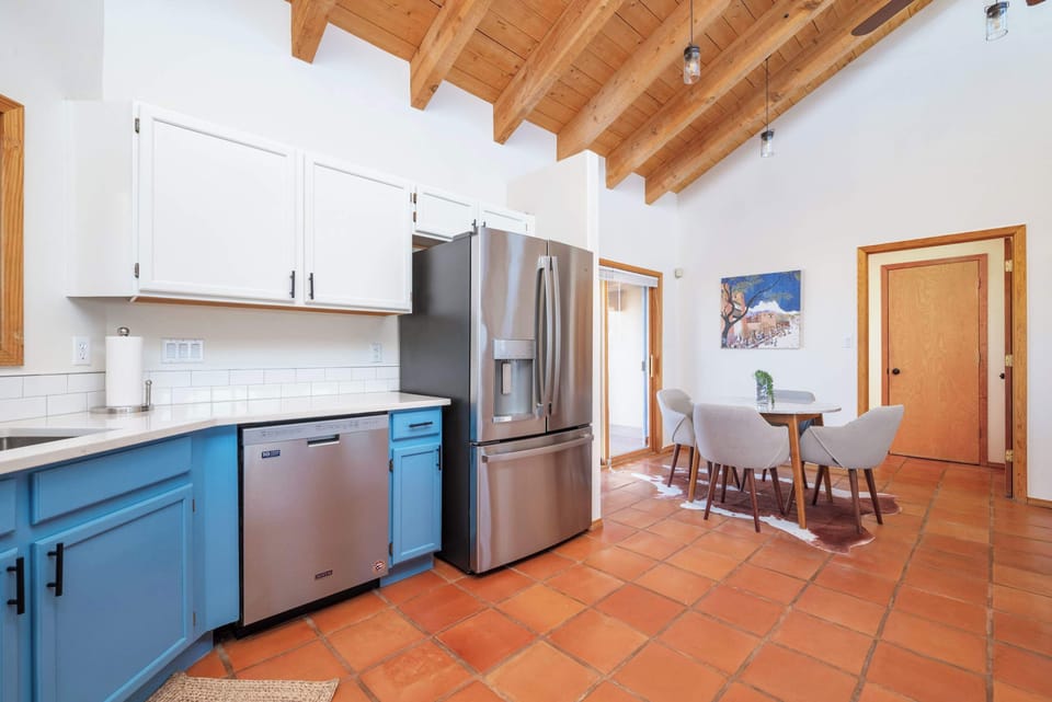 Full Kitchen and dining area