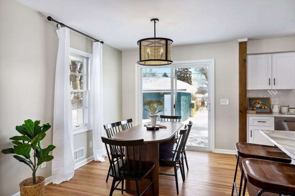 Dining area with 6 seats