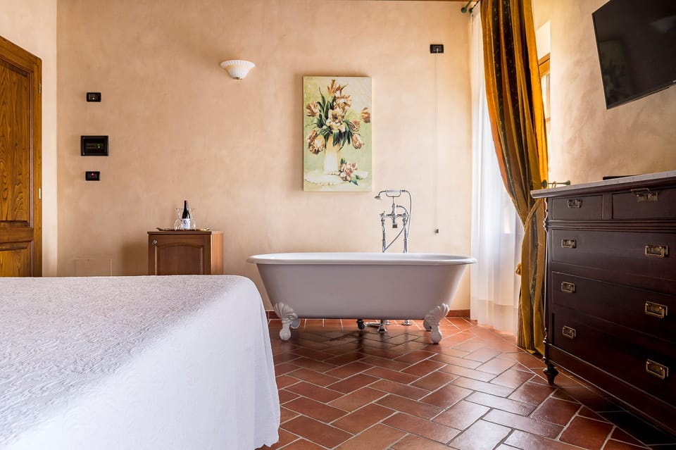 Premium Twin Room | Minibar, free WiFi, bed sheets