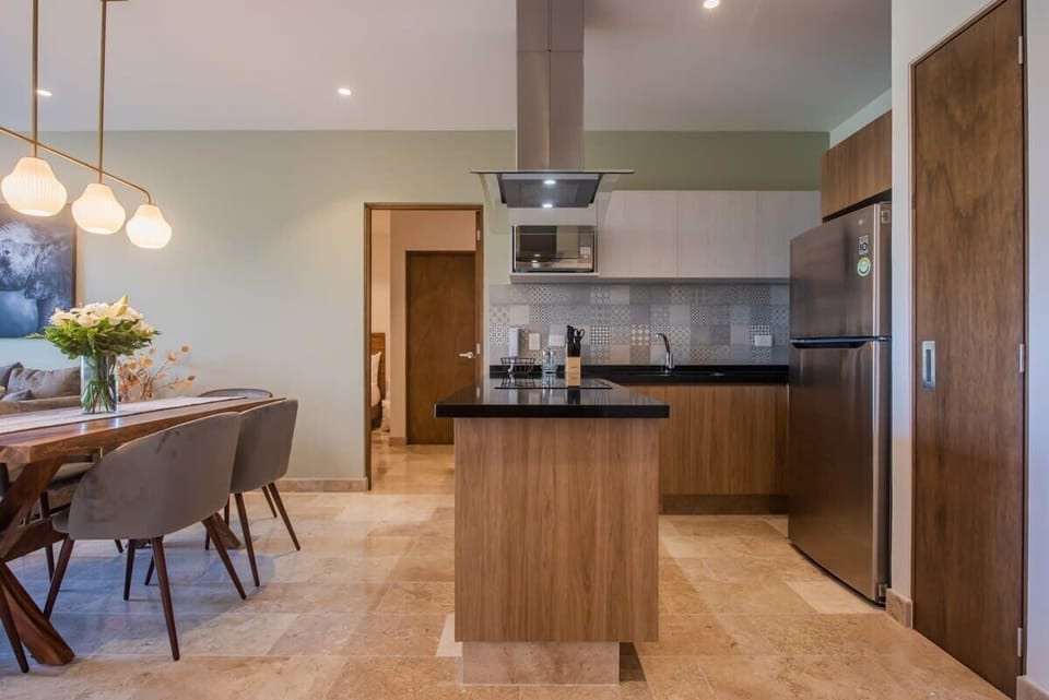 A spacious full kitchen