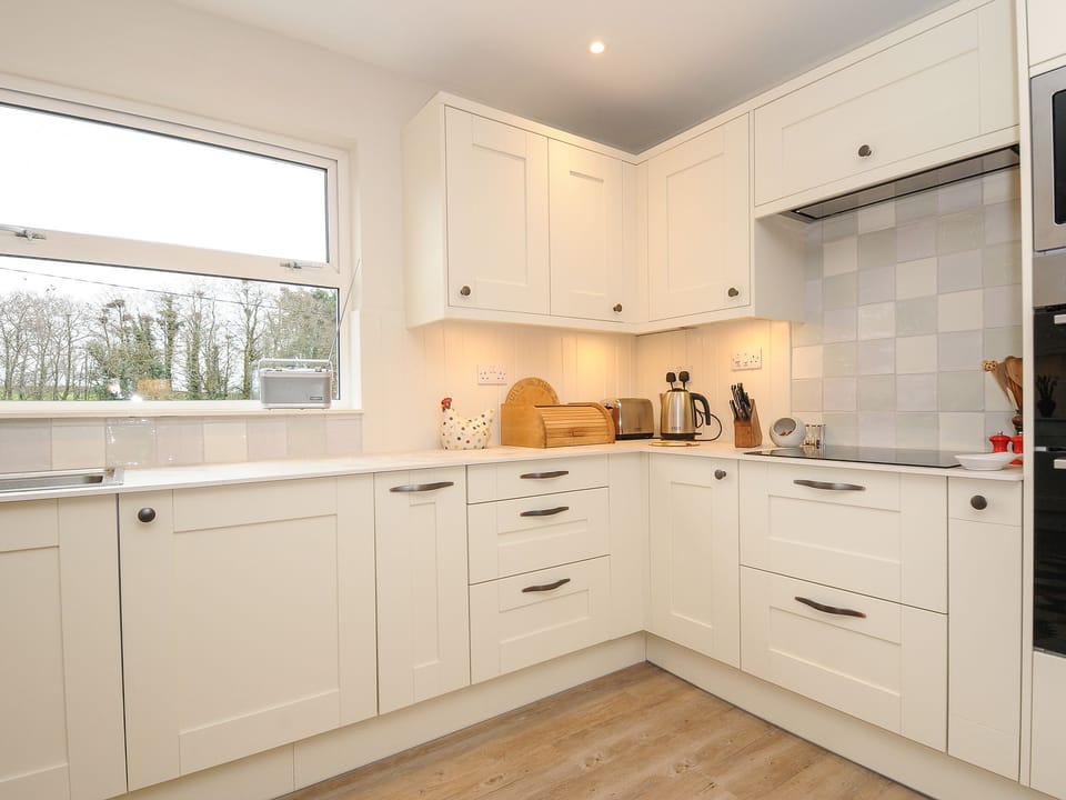 Fridge, dishwasher, cookware/dishes/utensils