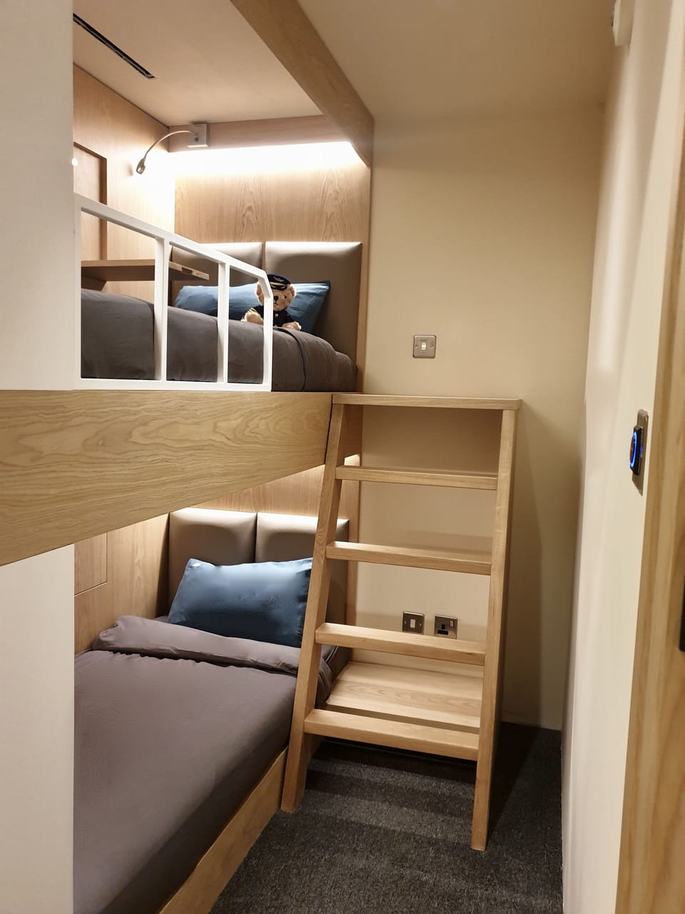 Laptop workspace, free WiFi, bed sheets