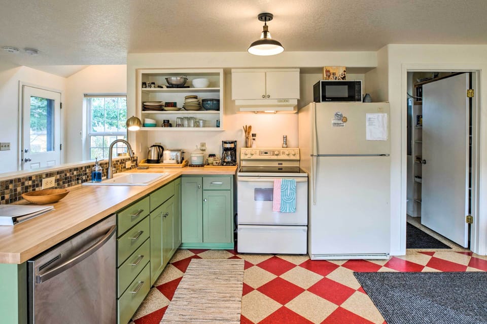 Kitchen | Cooking Basics | Coffee Maker | Paper Towels/Trash Bags Provided