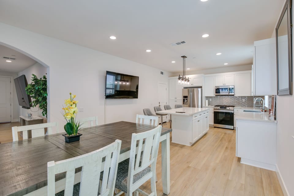 Dining Area | Dishes & Flatware Provided