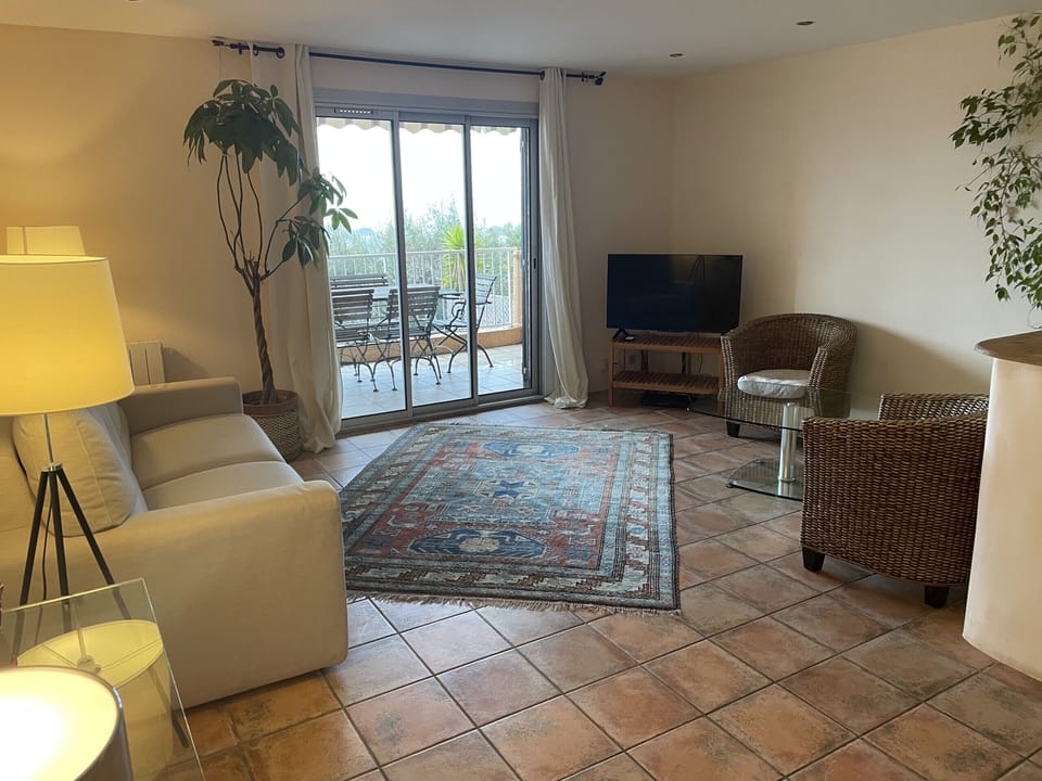 CARQUEIRANNE holiday rental, apartment to rent with all comfort living room. 4 people Online reservation with Plaisirs & Maisons de Provence