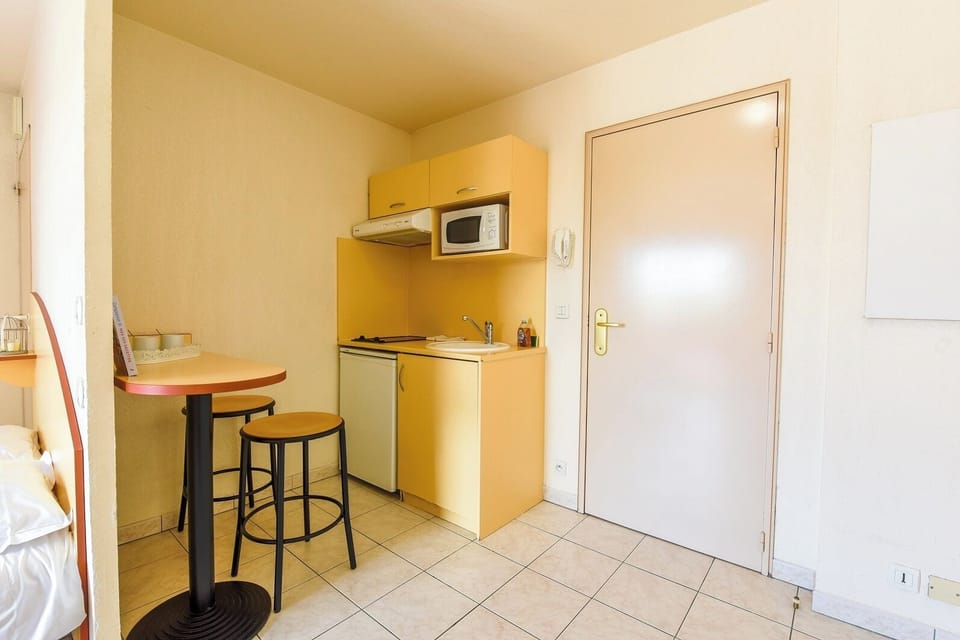 Studio | Private kitchen | Fridge, microwave, stovetop, cookware/dishes/utensils