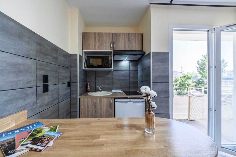 Comfort Studio | Private kitchen | Fridge, microwave, stovetop, cookware/dishes/utensils