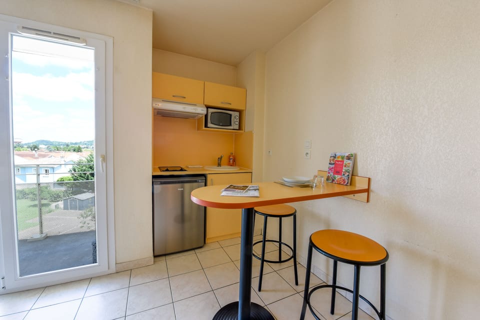 Studio | Private kitchen | Fridge, microwave, stovetop, cookware/dishes/utensils