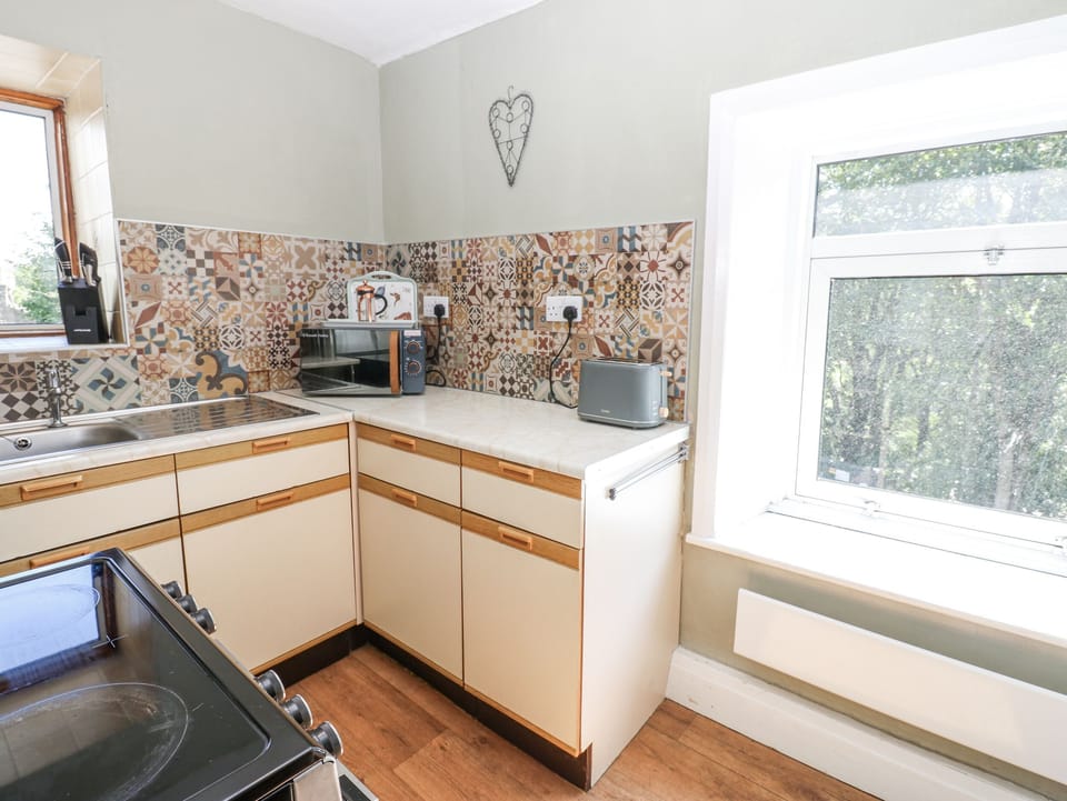 Cottage | Private kitchen | Fridge, electric kettle, toaster, cookware/dishes/utensils