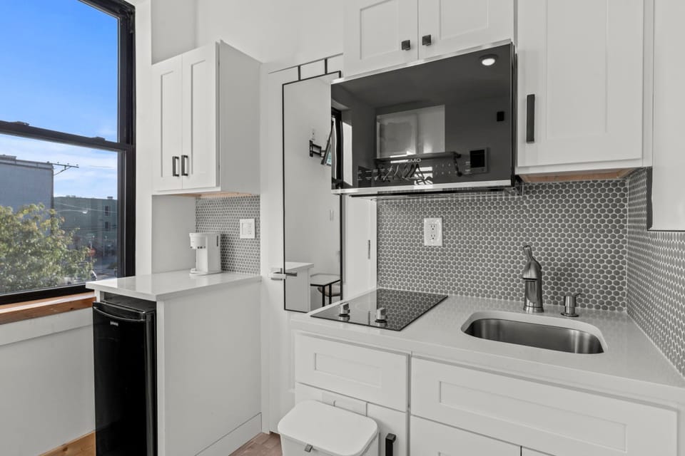 Comfort Studio, 1 Double Bed, Non Smoking, City View | Private kitchen | Coffee/tea maker