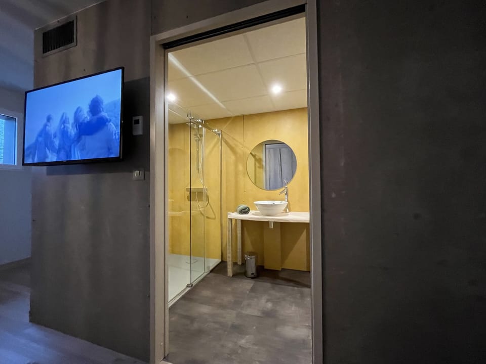 Family Room | Bathroom | Shower, towels