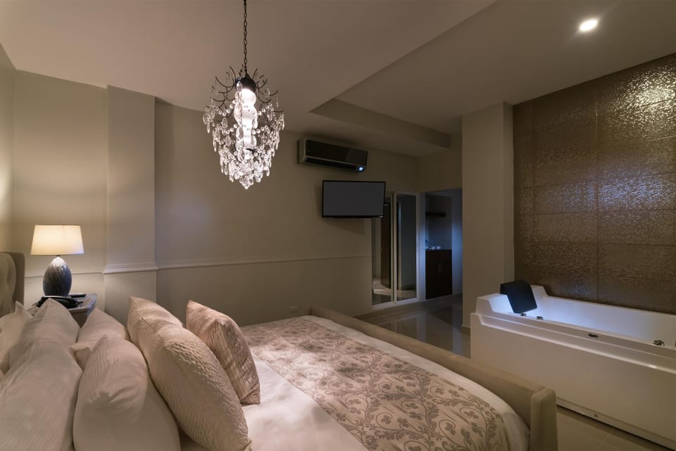 Royal Room | Premium bedding, minibar, in-room safe, blackout drapes