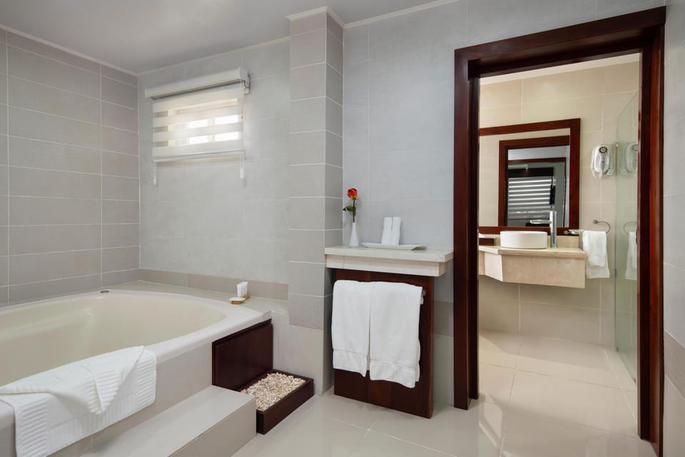 Suite (Matrimonial) | Bathroom | Separate tub and shower, hair dryer, towels
