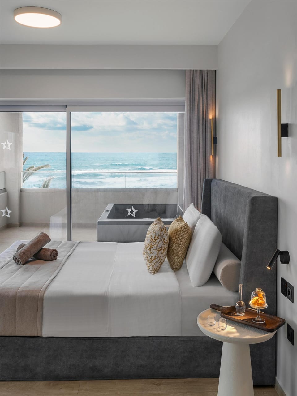 Suite Sea View with Hot Tub | In-room safe, desk, blackout drapes, soundproofing