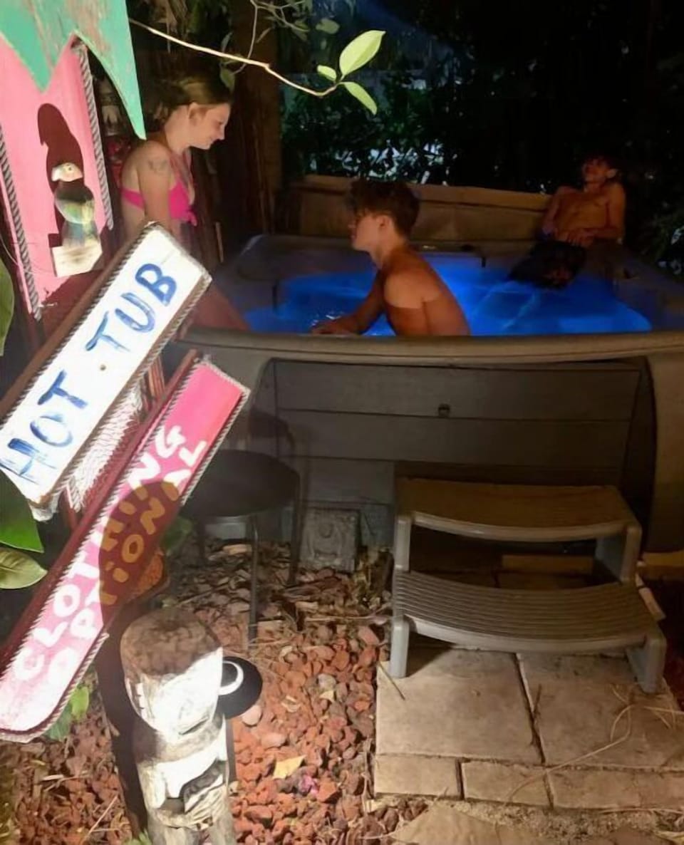 Use the tropical spa for free: just sit on the wall cause we charge for bubbles