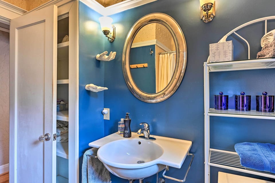 Full Bathroom | Main Floor | Complimentary Toiletries | Hair Dryers