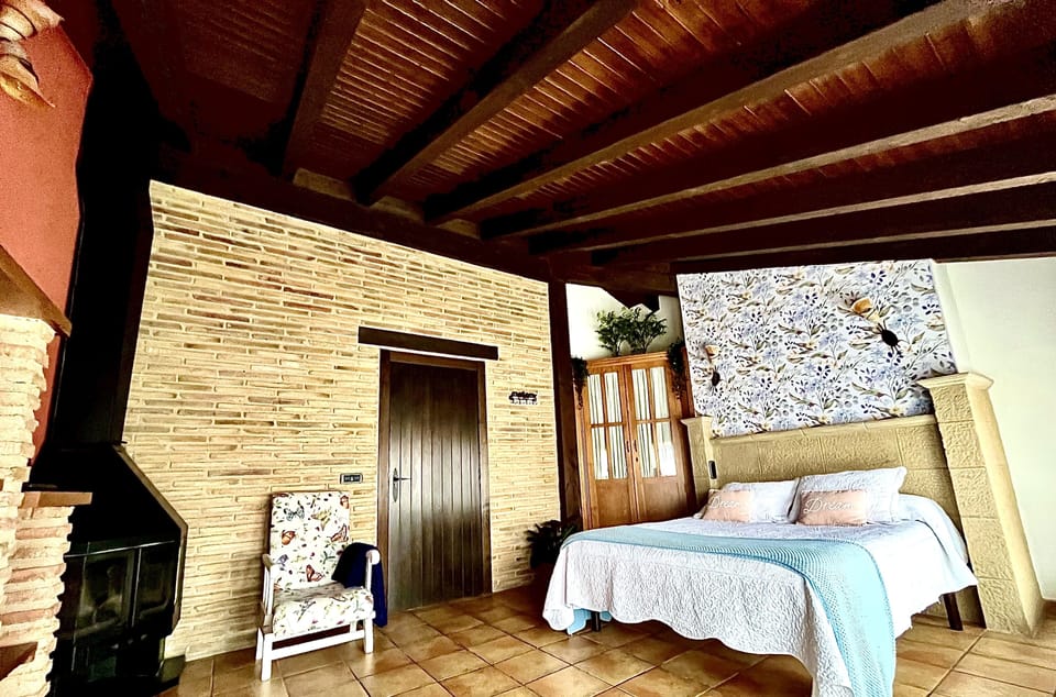 House | 5 bedrooms, blackout drapes, free WiFi, bed sheets
