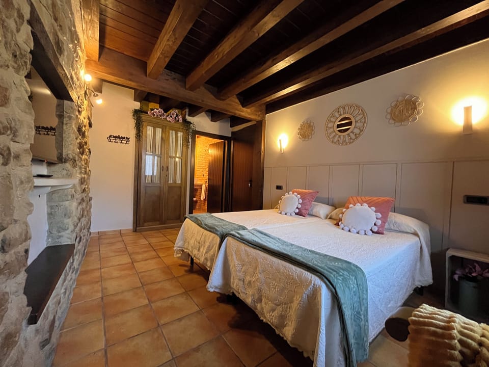 House | 5 bedrooms, blackout drapes, free WiFi, bed sheets