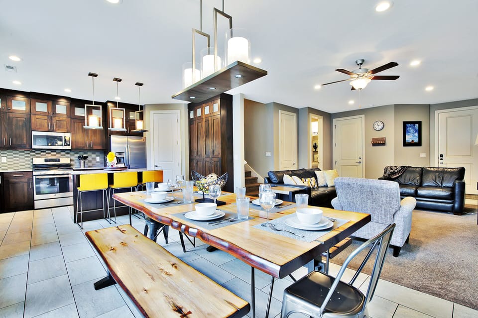 424 Dining Area with Seating for 8