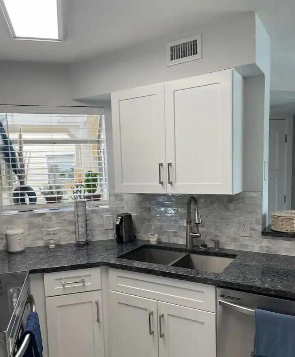 stunning backsplash.. and high-end quality cabinetry!  