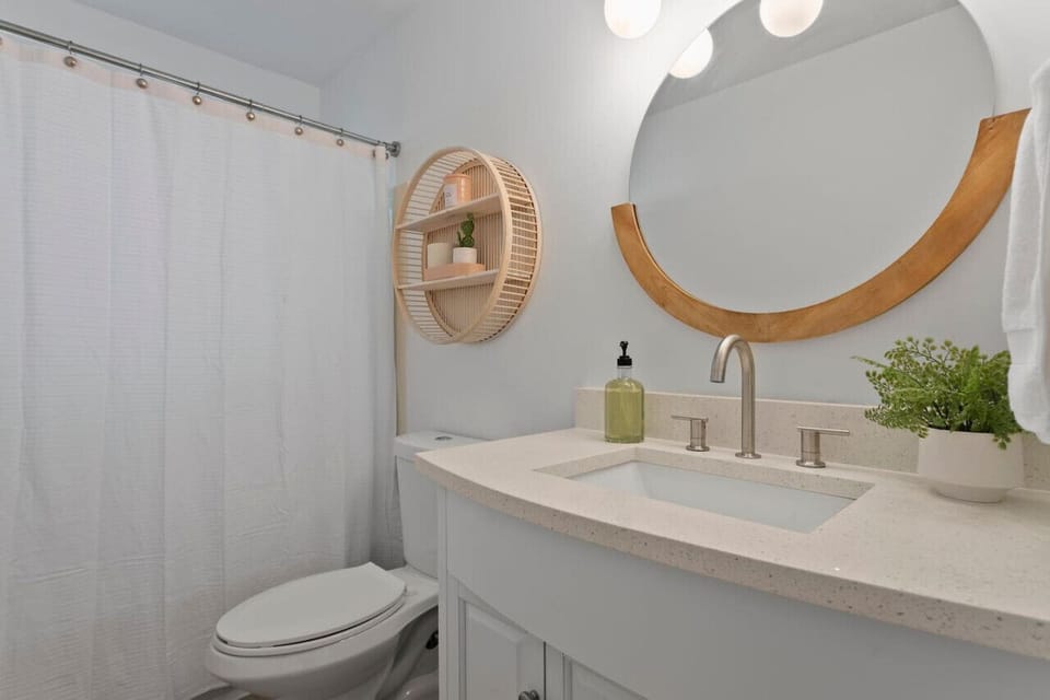 Bathroom w/ shower/tub combo