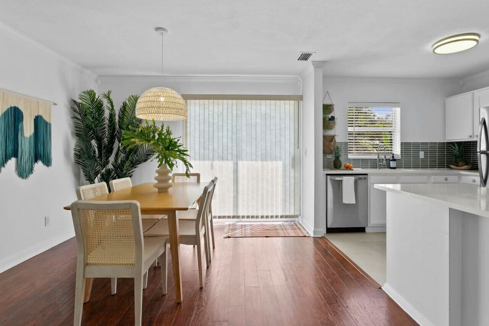 Dining Room - Seats 6