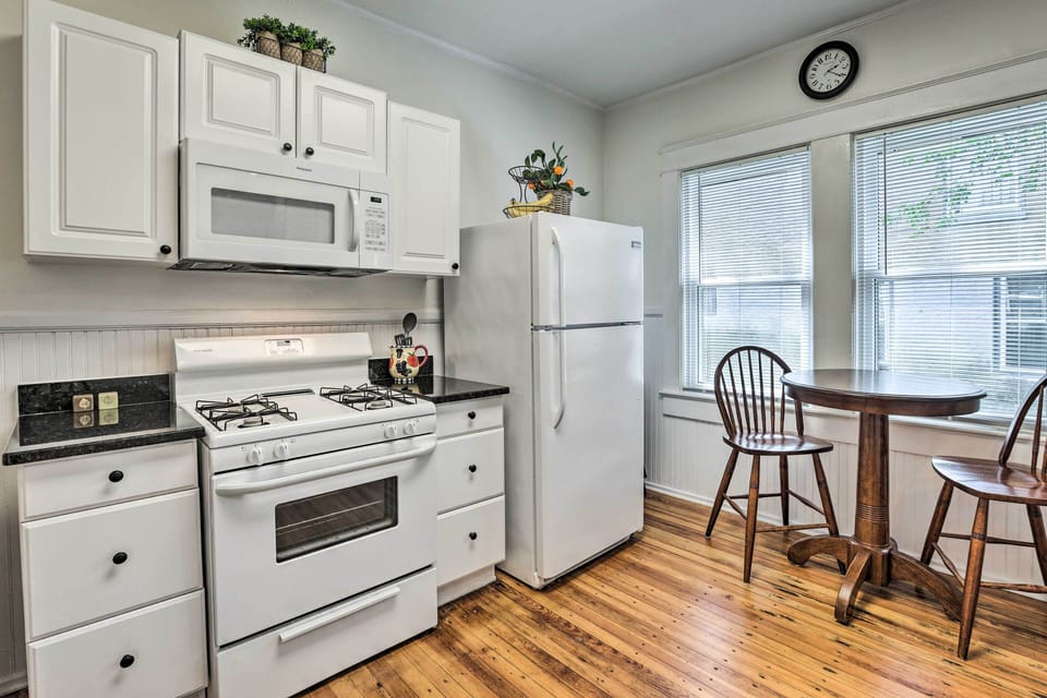 Dining Area | Dishware & Flatware Provided