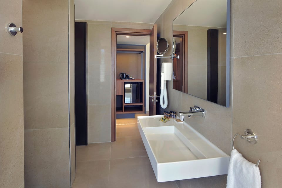 Luxury Sea View Junior Suite Spa Bath | Bathroom | Free toiletries, hair dryer, towels