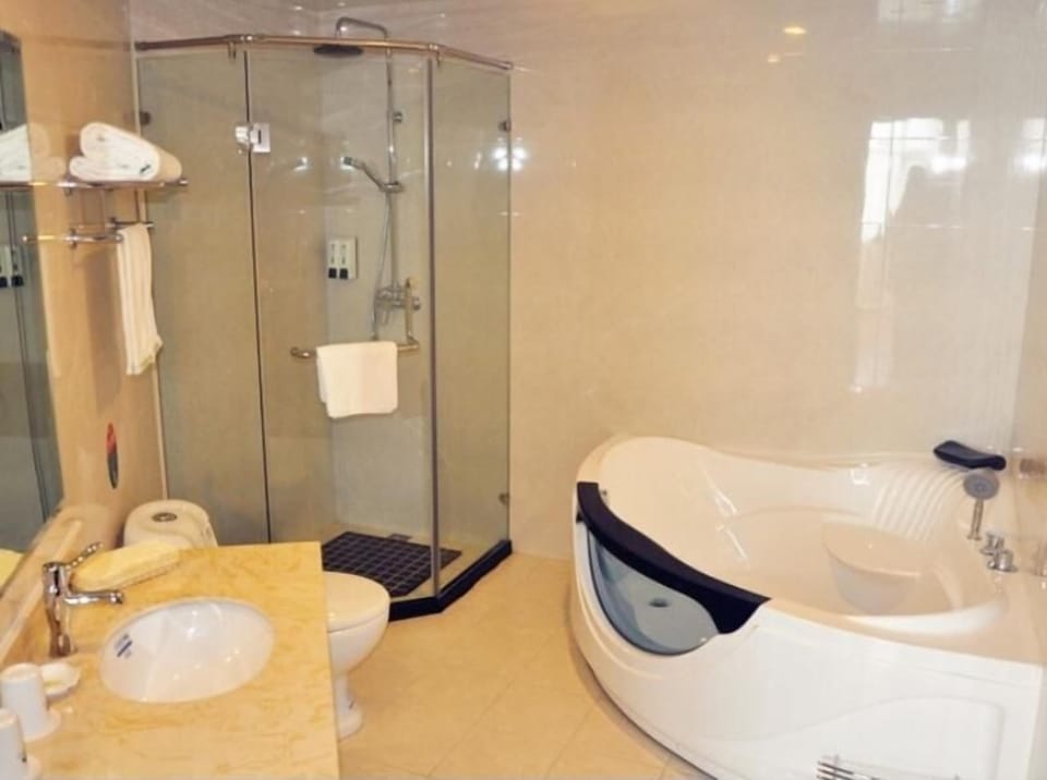 Bathroom | Free toiletries, slippers