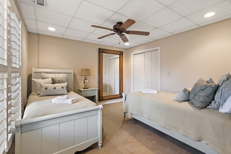 Bedroom Downstairs with Two Twin Beds