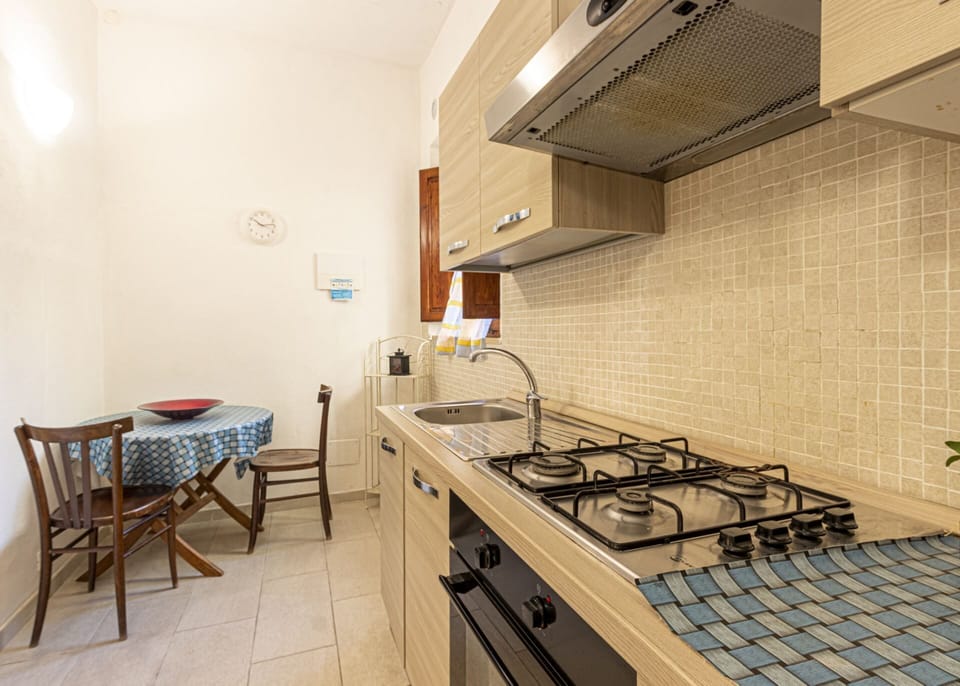kitchen and table-Atena-Elba Island