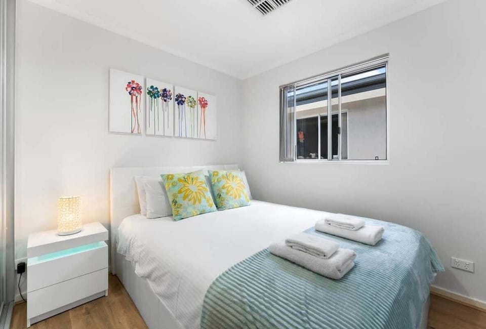 Bedroom 1 - Queen bed - First floor