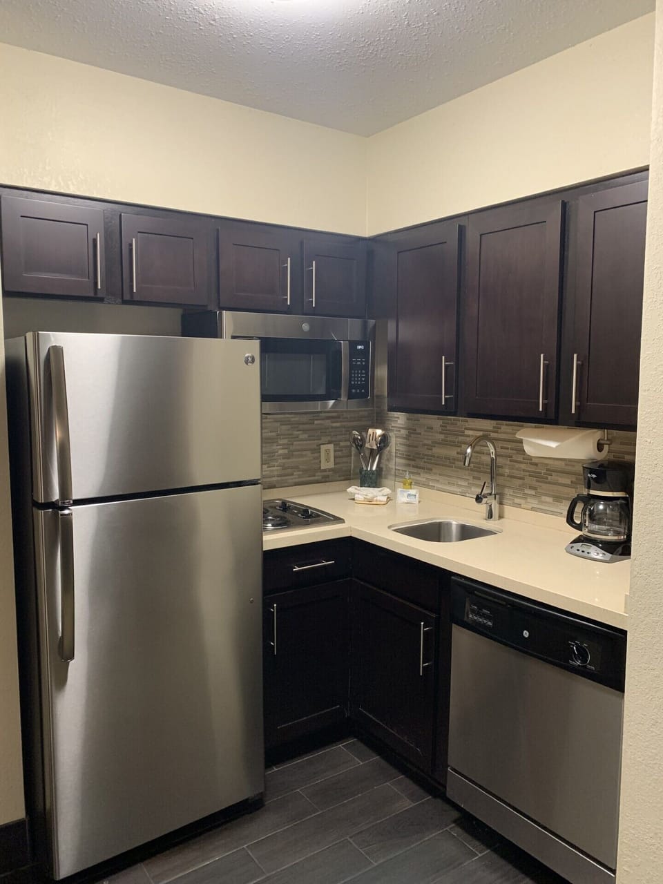 Full-size fridge, microwave, stovetop, dishwasher