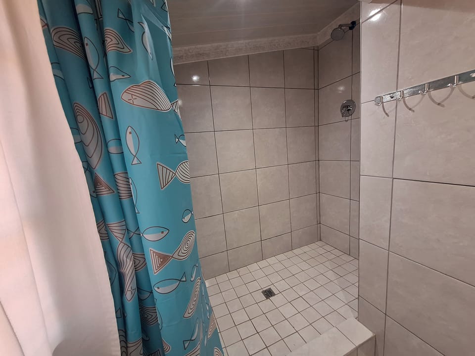 Family Room | Bathroom | Shower, towels, toilet paper