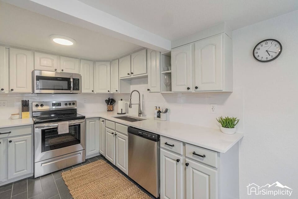 Prepare culinary delights with ease in this fully equipped space with new cabinetry, stone countertops, ceramic tile floors, and stainless steel appliances.