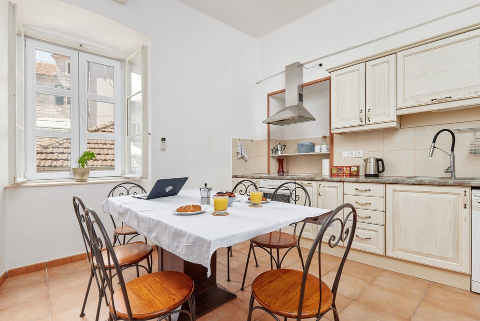 Full-size fridge, microwave, oven, stovetop