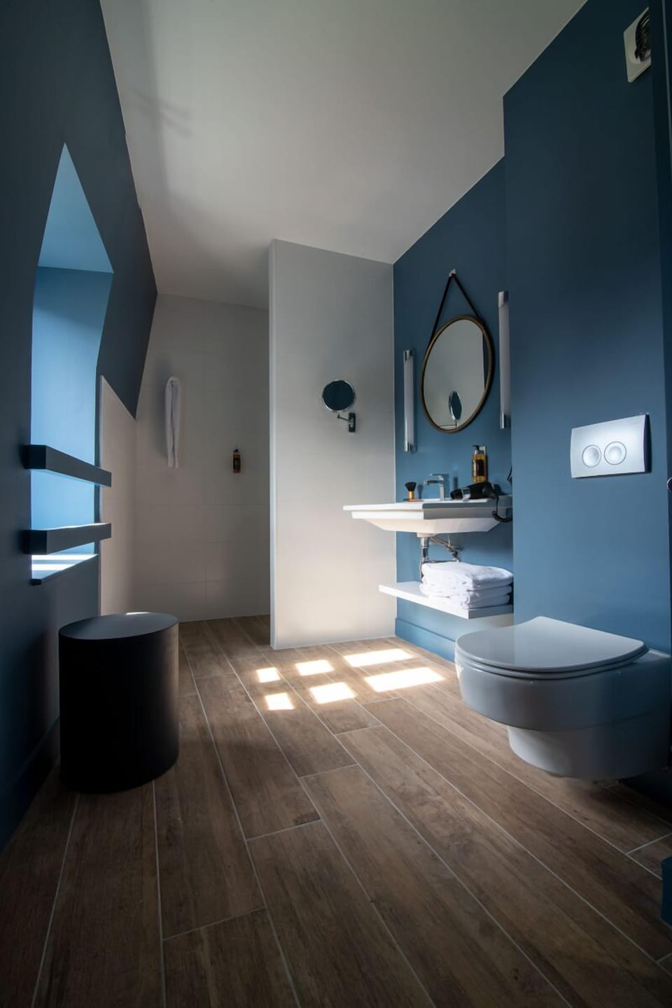 Deluxe Double Room | Bathroom | Free toiletries, hair dryer, towels